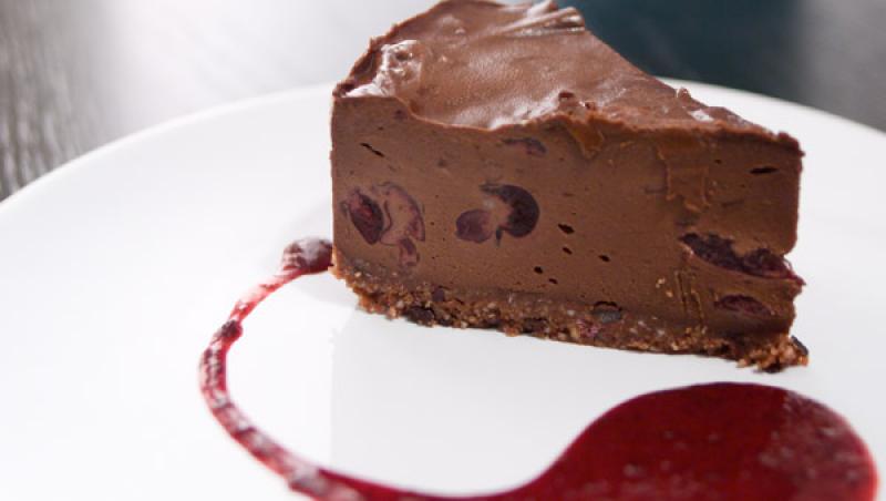 Surprinde-ți prietenii cu cel mai delicios desert! Încearcă cheesecake-ul cu ciocolată amăruie, o rețetă ușor de făcut