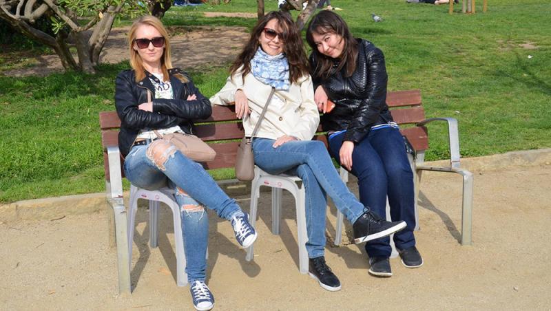 FOTO VIRAL. Pare o poză obişnuită cu trei fete care stau pe o bancă, însă la o privire mai atentă o să îţi schimbi părerea