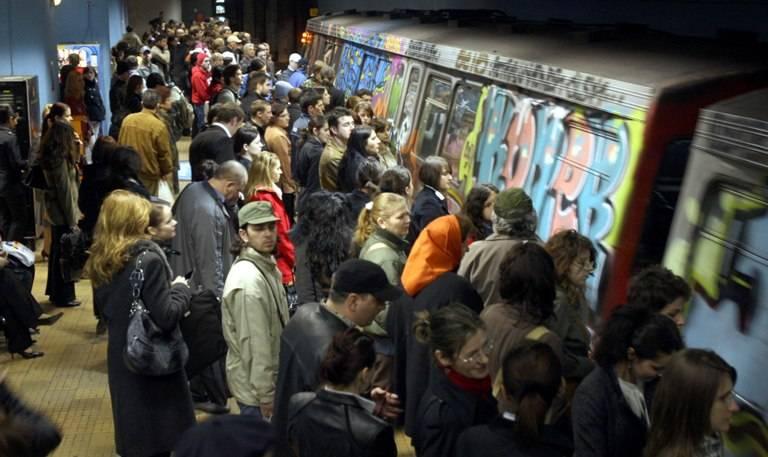 Momente cumplite &icirc;n subteran! Un bărbat a murit la staţia de metrou "Mihai Bravu"