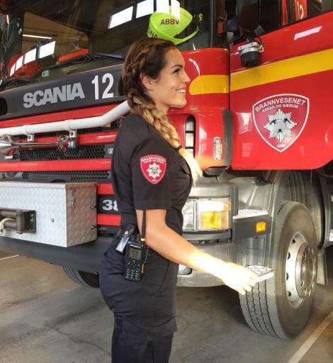 Galerie FOTO: Cum arată cea mai sexy femeie pompier din lume! Intră în FOC cu PIEPTUL în faţă