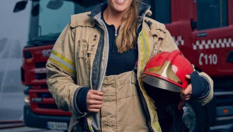 Galerie FOTO: Cum arată cea mai sexy femeie pompier din lume! Intră în FOC cu PIEPTUL în faţă