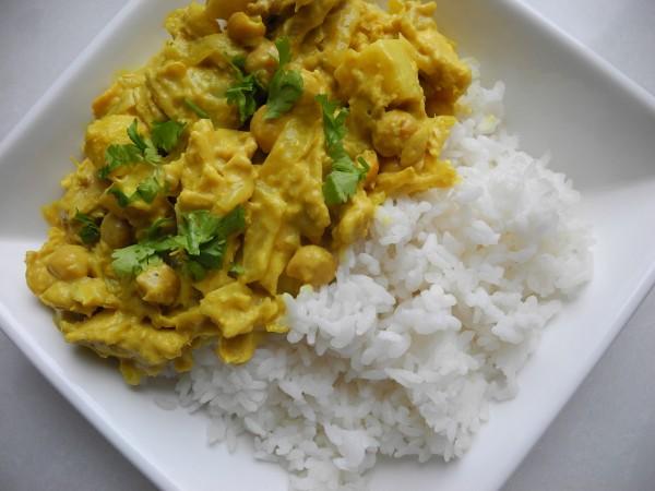 Curry de pui savuros, o mâncare pentru orice mofturos! Ieftin, rapid și extrem de gustos!