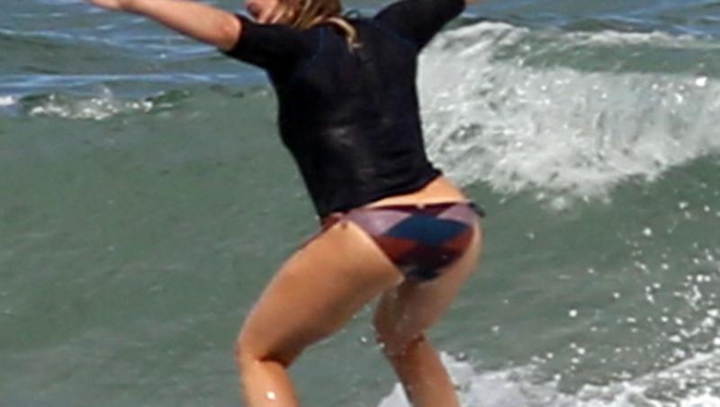 Hilary Duff, ce ne faci, zeițo? Din apa mării, actrița și-a arătat formele perfecte nouă, muritorilor de rând. Prea sexy, prea ca la surfing!