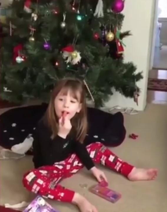O fetiță și-a deschis cadoul de Crăciun, dar a rămas șocată când a văzut ce era înăuntru! Nu va uita niciodată asta!