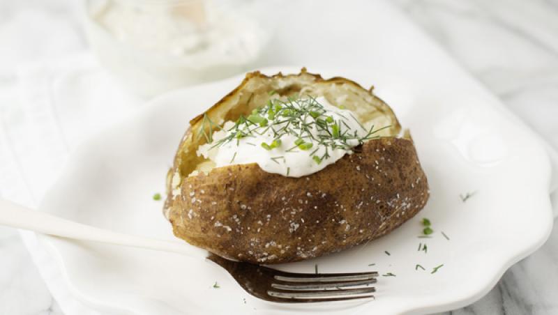 Cartof copt delicios, un preparat extrem de sănătos! E gata imediat și are un gust demențial!