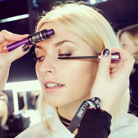 Top 5 tutoriale de make-up! Ai putea rămâne surprins de aceste transformări. Tu știi cum poți face un ruj din bomboane?