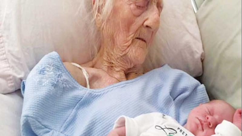Imaginile au devenit virale: La 101 ani, a născut un copil sănătos: ”Tatăl băiețelului meu are 26 de ani și l-am cunoscut pe internet!”