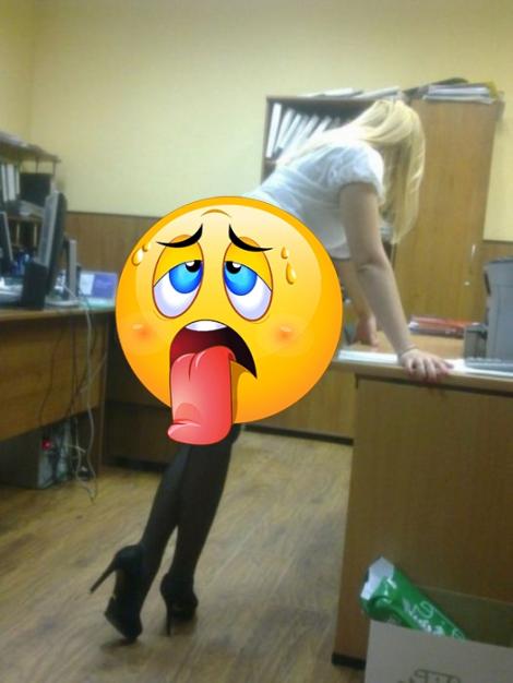 FOTO: O secretară din Rusia îşi ÎNNEBUNEŞTE şefii cu ţinutele sale sexy! Poziţiile INDECENTE în care a fost surprinsă