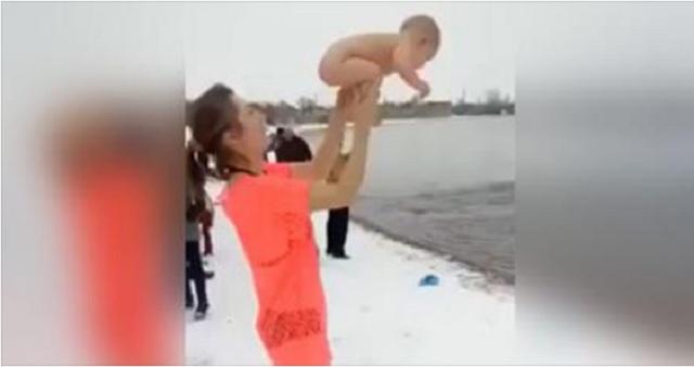 Gestul unei femei a revoltat o lume &icirc;ntreagă! &Icirc;și ține bebelușul de piciorușe și &icirc;l leagănă, &icirc;nsă ce urmează este absolut șocant! Tu i-ai face așa ceva propriului copil?