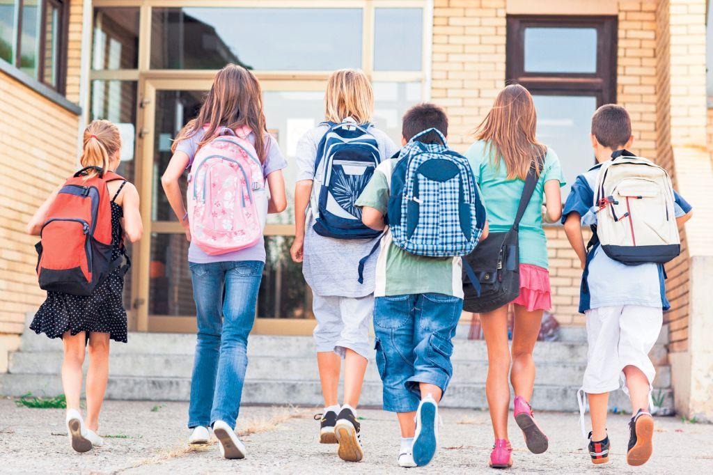 Veste groaznică pentru elevi! Aceştia vor sta mai mult la şcoală. Află şi tu ultimele schimbări din programă