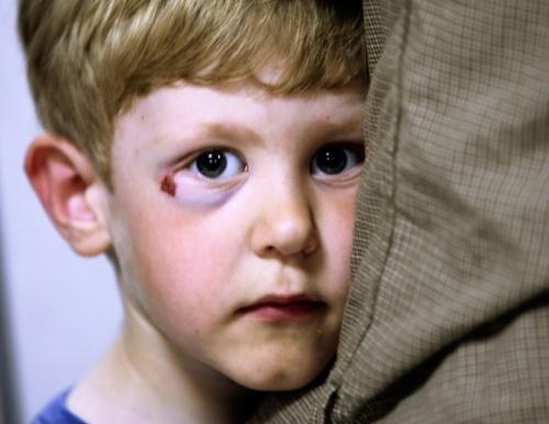 Imagini șocante! O adolescentă de 16 ani din Braşov s-a transformat din elevă, &icirc;n torţionar pentru un copil! &bdquo;Jur că-ţi mai dau&nbsp;un pumn de te leşin!&rdquo;