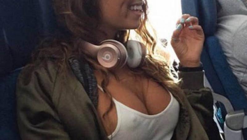 FOTO: Îți vine să-i faci check-in-ul non stop! Tipa asta super sexy a început să se dezbrace în avion