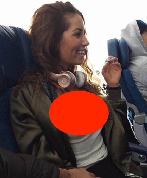 FOTO: Îți vine să-i faci check-in-ul non stop! Tipa asta super sexy a început să se dezbrace în avion