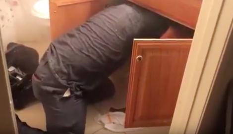 VIDEO: Cel mai PROST instalator din toate timpurile! Trebuia să schimbe un simplu robinet, dar a distrus tot apartamentul