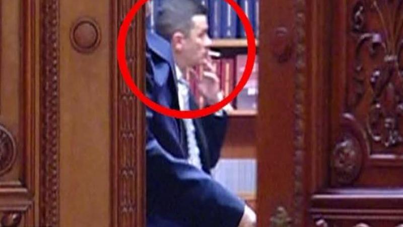 A încălcat legea! Premierul desemnat, Sorin Grindeanu, filmat în timp ce fuma în biroul lui Liviu Dragnea. 