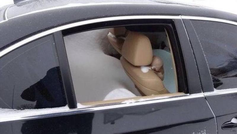 FOTO: O să regrete asta toată viața! Cum și-a găsit mașina după ce a uitat geamul deschis, în mijlocul iernii