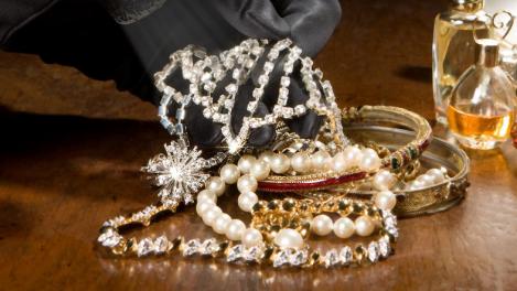 Ca în filme! Un hoț a reușit să fure bijuterii în valoare de 5,5 milioane de euro chiar de sub ochii bijutierului. Cum a fost posibil?
