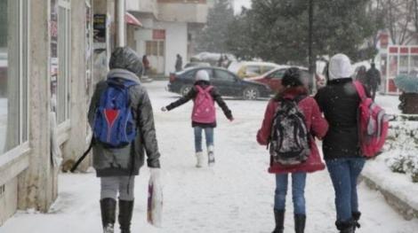 CODUL PORTOCALIU de ninsori prelungeşte vacanţa de iarnă pentru elevi