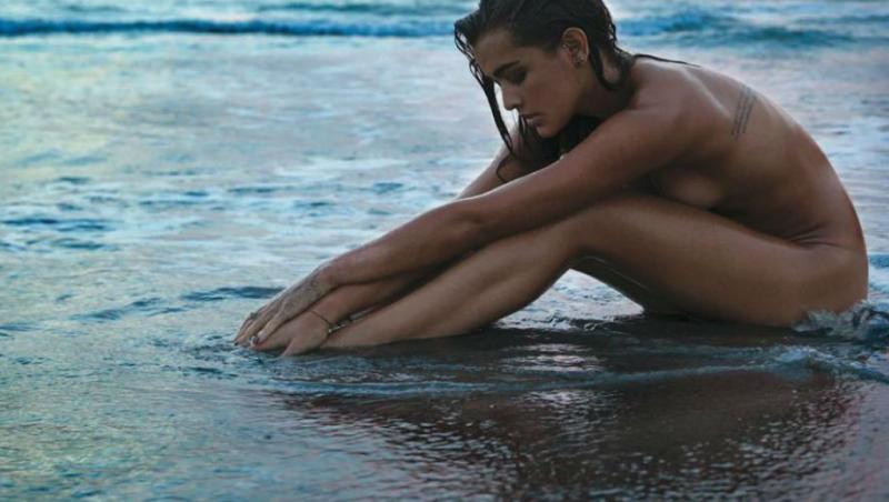 Lucy-cea-fără-de-haine! Fata faimosului Carlos Vives, tipul cu ”Bicicleta” și cu Shakira, s-a lăsat îmbrăcată doar de valurile mării