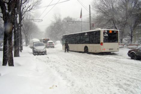 Prima zăpadă a înghițit Bucureștiul. Cum se circulă, la această oră, în Capitală