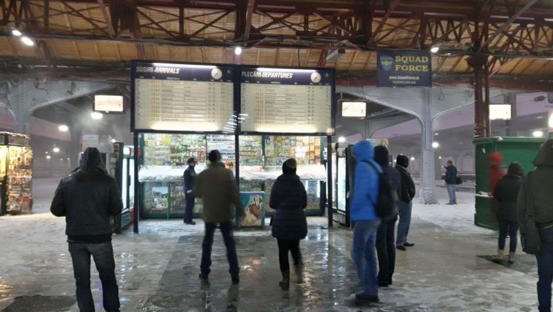EXCLUSIV! Ce se întâmplă acum în Gara de Nord din București? ÎN IMAGINI! Mărturia unui bucureștean: „O așteptam de la Suceava, nu știu cât întârzie, trenul a dispărut de pe panou!”