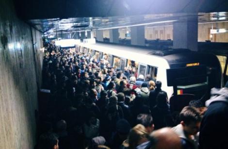 Se circulă cu dificultate cu mijloacele de transport din București! Circulația metroului a fost blocată 15 minute din cauza unei avarii