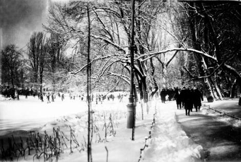 Pagini mai puțini cunoscute despre iernile de altădată! Cum era descris Bucureștiul sub TROIENE în anul 1935: „Este tulburător de frumos orașul sub zăpadă!”