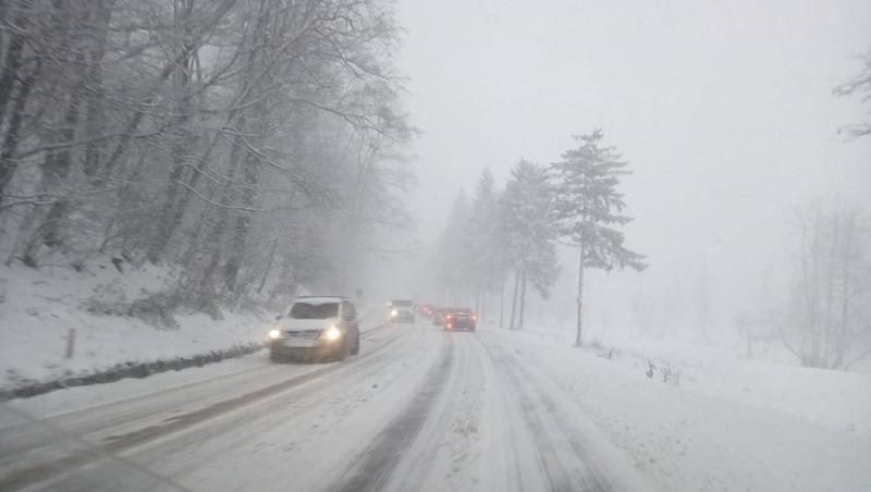 CODUL ROȘU lasă prăpăd în urmă! Patru județe izolate, zeci de drumuri închise și localități fără curent electric: Ce spune Raed Arafat despre situația din țară