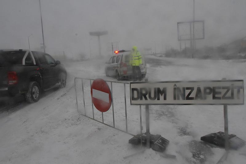 Drumurile naționale &icirc;nchise din cauza viscolului. Județe &icirc;ntregi sunt blocate sub năpeți, fără nicio cale de acces. Lista drumurilor &icirc;nchise