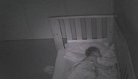 Mama a văzut că cel mic se comportă ciudat de la un timp, așa că a pus o cameră de supraveghere în dormitor! Nu i-a venit să creadă ce se întâmplă