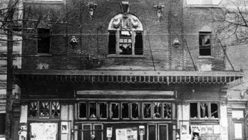 9 ianuarie 1927. 78 de copii ardeau de vii, într-o sală de cinema. Nu au avut nicio șansă. Zăceau pe mormanele de cadavre, în fața părinților