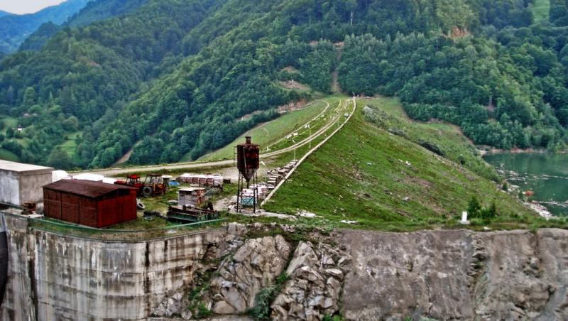 Unul dintre cele mai mari baraje riscă să se rupă și amenință România! Început de Ceaușescu, terminat, de mântuială, după Revoluție. 155.000.000 metri cubi de apă! Muntele ”fierbe”, pleacă la drum!