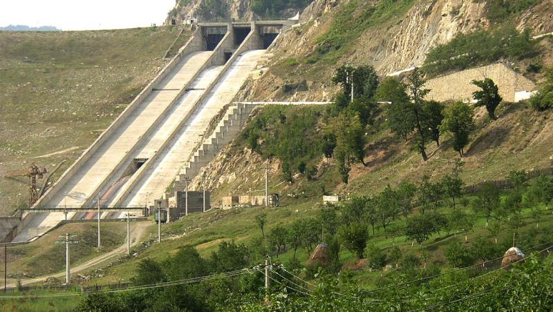 Unul dintre cele mai mari baraje riscă să se rupă și amenință România! Început de Ceaușescu, terminat, de mântuială, după Revoluție. 155.000.000 metri cubi de apă! Muntele ”fierbe”, pleacă la drum!