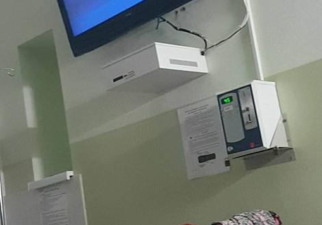La o clinică din România, copiii introduc monede de 50 de bani pentru a se uita la TV: "Sistemul sanitar din România va fi salvat"