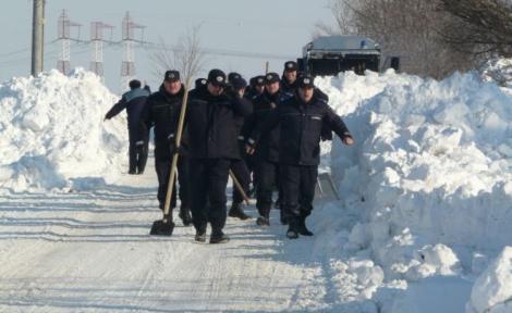 Ce măsuri au fost luate într-un județ din România, înaintea iernii: "Locuitorii stau la cârciumă şi vine armata să le dea zăpada şi să le facă potecă"