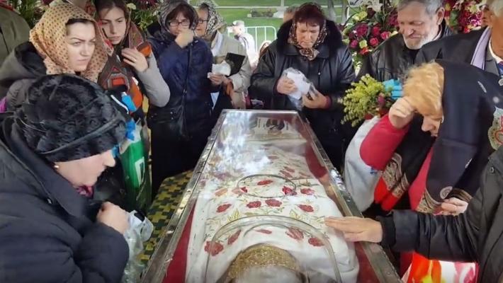 Tradiţii şi superstiţii de Sf&acirc;nta Parascheva! Ce trebuie să faci şi să măn&acirc;nci s&acirc;mbătă ca să &icirc;ţi meargă bine. Şi tu vei merge la moaştele Cuvioasei, la Iaşi?