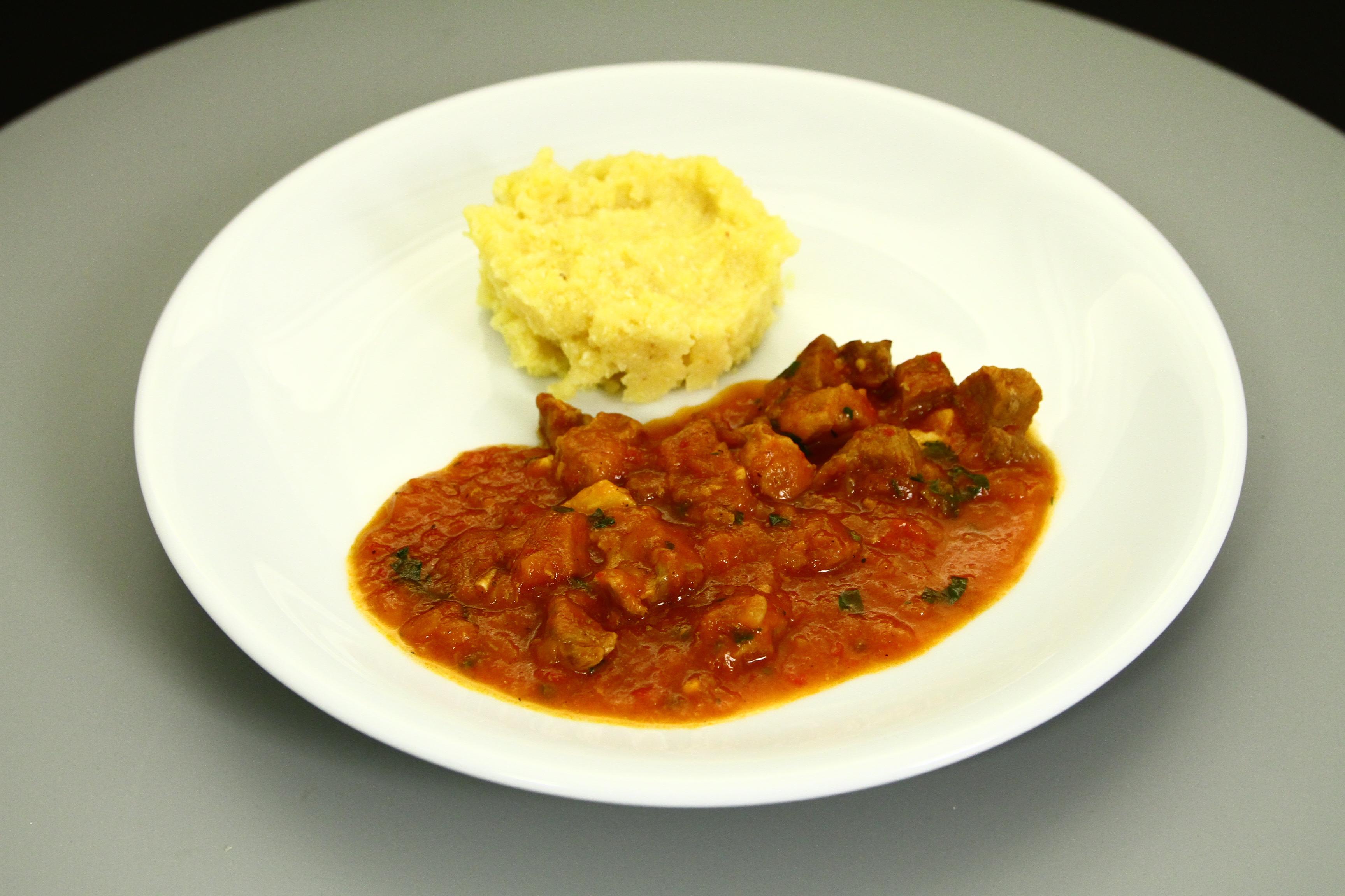 Tocăniță din carne de porc cu mămăliguță