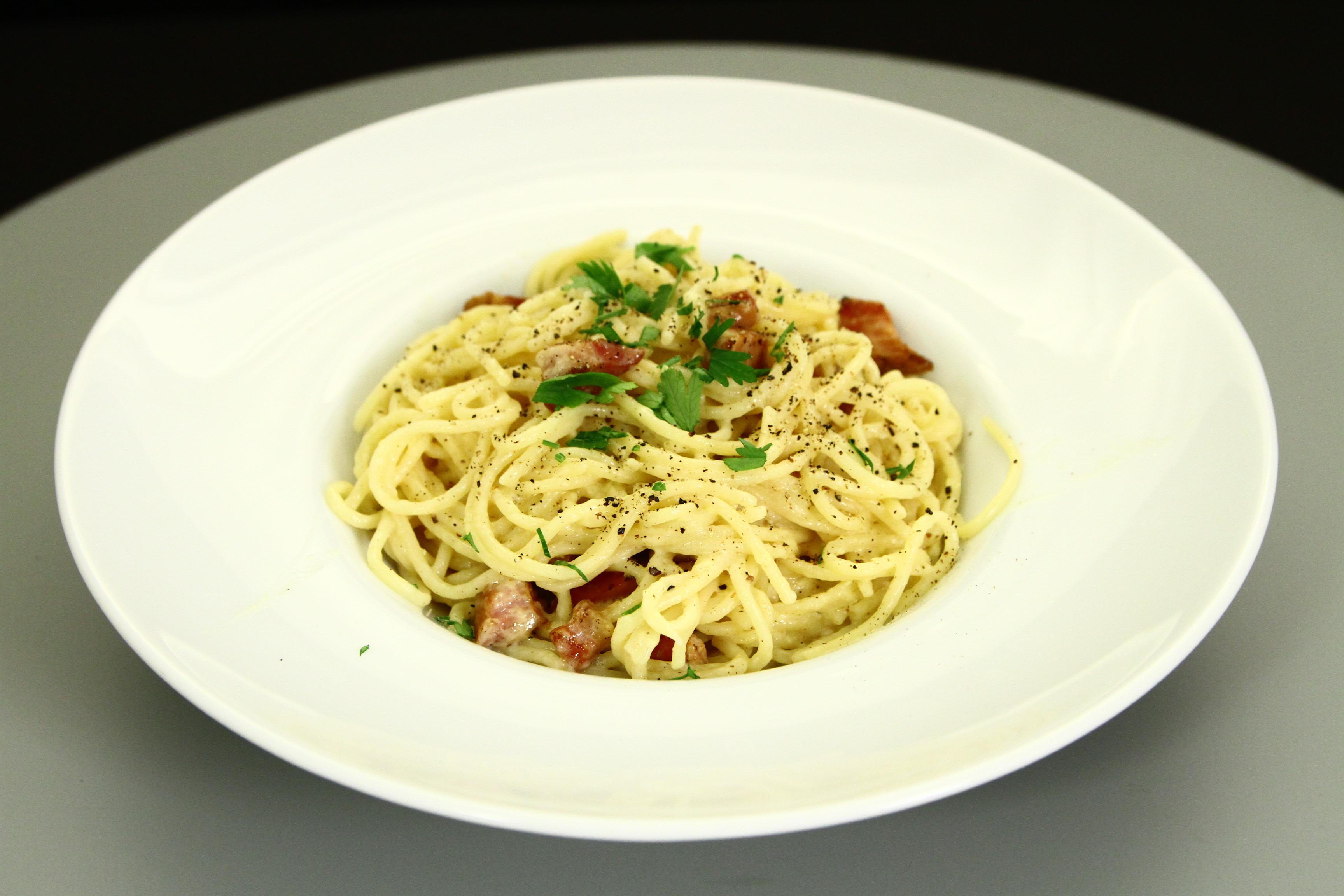 Paste Carbonara, rețetă italiană simplă și delicioasă
