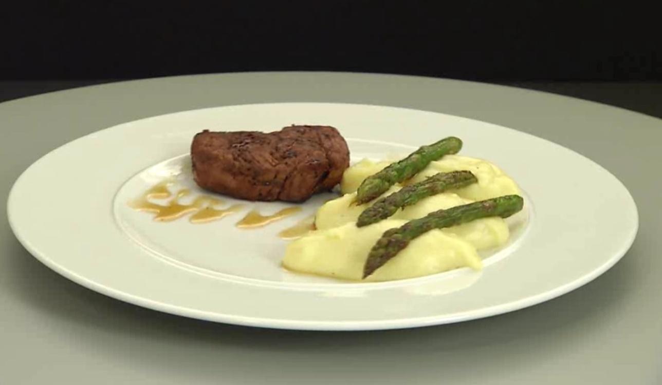 Friptură de vită cu sos de vin, piure de cartofi și sparanghel