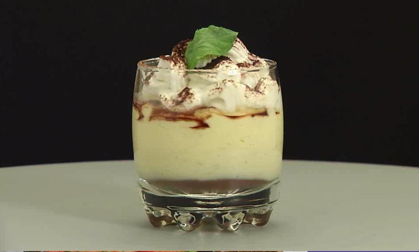 Cremă de vanilie &icirc;n două culori, servită la pahar