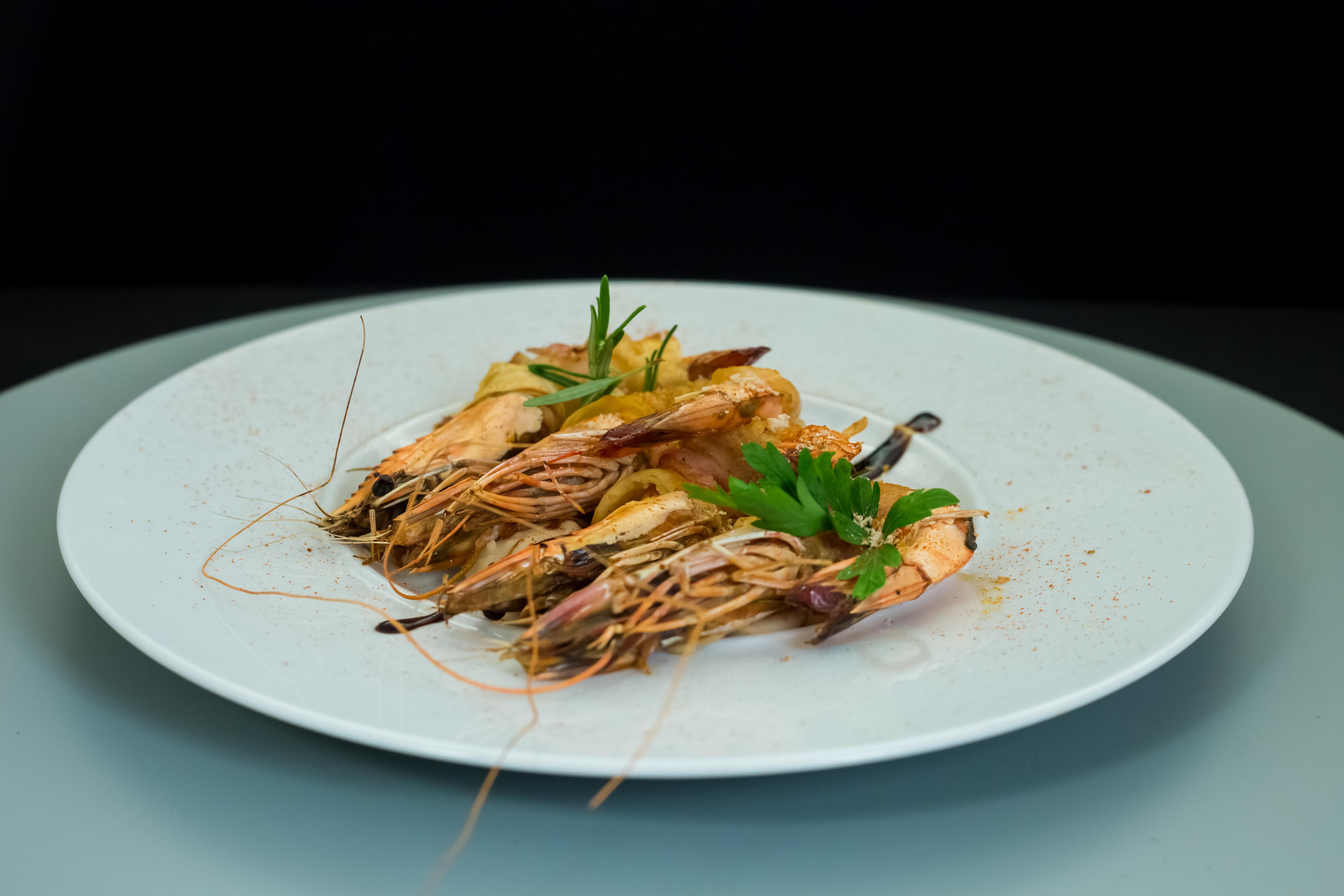 Creveți cu șuncă și cremă de fasole