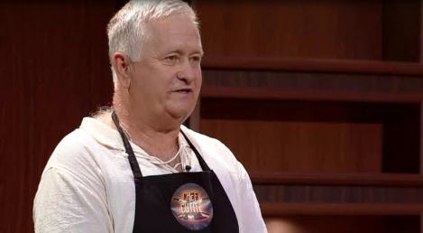 Atenție, prezentați armele! Constantin este colonelul care a făcut instrucție cu cei trei chefi și le-a câștigat respectul!