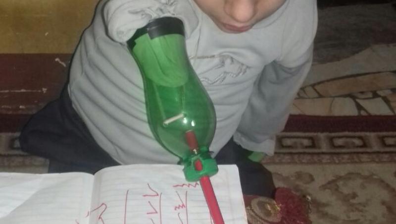 Așa arată o mânuță de om cu un munte de ambiție! Ziad învață să scrie folosind sticle de plastic, fiindcă nu are bani de proteze!