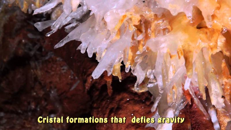 Peștera cu cristale din mina Farcu, un loc cu o forță energetică mai mare ca-n Bucegi! Aici, Crăiasa Zăpezii s-ar simți la ea acasă!