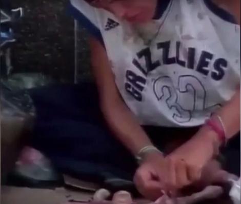 VIDEO: O femeie a mâncat o pisică în plină stradă, în văzul trecătorilor. A motivat că îi era foame