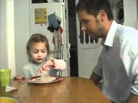 Un tătic pus pe glume a mâncat pe furiș desertul fiicei sale și reacția copilei este total neașteptată! Ce a făcut micuța