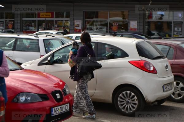 IMAGINI ȘOCANTE. Ce a pățit o femeie &icirc;n momentul &icirc;n care a refuzat să &icirc;i dea bani UNEI CERȘETOARE!