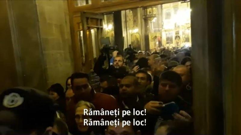 &Icirc;mbulzeală la racla Sfintei Parascheva. Mii de credincioși s-au călcat &icirc;n picioare ca să atingă moaștele