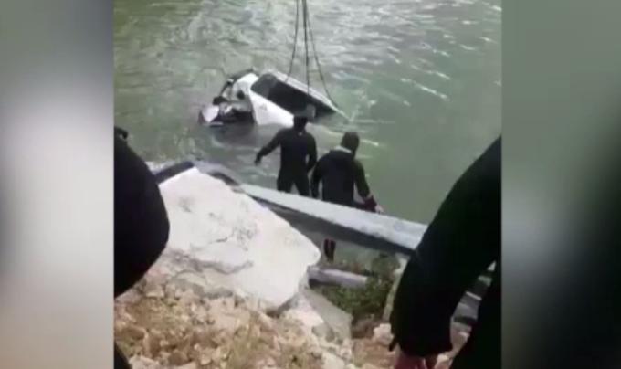 Trupul femeii aflat &icirc;n maşina căzută &icirc;n Dunăre a fost găsit. Cadavrul se afla pe malul s&acirc;rbesc, la 60 de kilometri de locul unde a căzut maşina: "Au trimis şi c&acirc;teva fotografii"