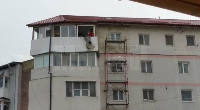 Dorelul de Suceava: &rdquo;Lucrăm &icirc;n echipe de trei: eu, băiatul care mă ține de picioare sp&acirc;nzurat peste balcon și un coleg care ne privește!&rdquo;